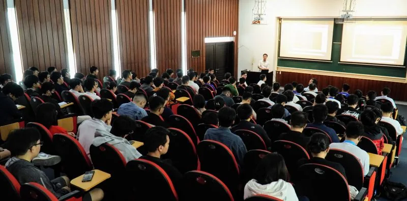 Toàn cảnh một buổi chia sẻ công khai về vi mạch tại giảng đường HCMUT, với diễn giả và sinh viên tham dự.