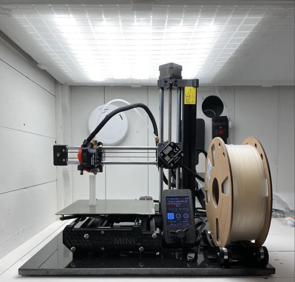 Ảnh minh họa tham chiếu, không phải thiết bị FrameLab: máy in 3D trong không gian chế tạo.